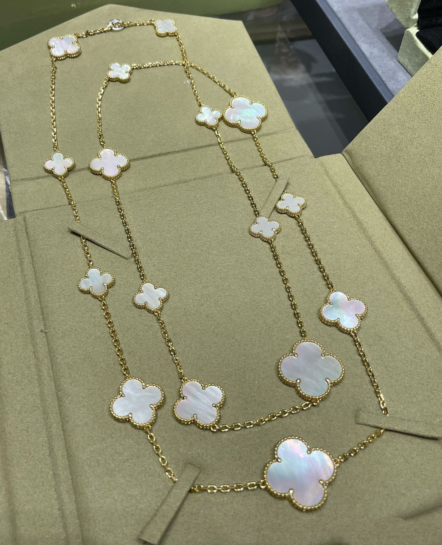 [Panda Jewelry]CLOVER 16 MOTIF WHITE MOP GOLD NECKLACE