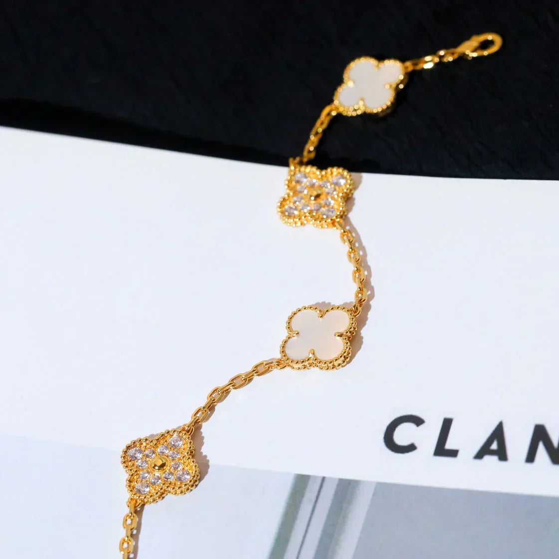 [Panda Jewelry]CLOVER WHITE PEARL MOP 5 MOTIF BRACELET COLLECTION