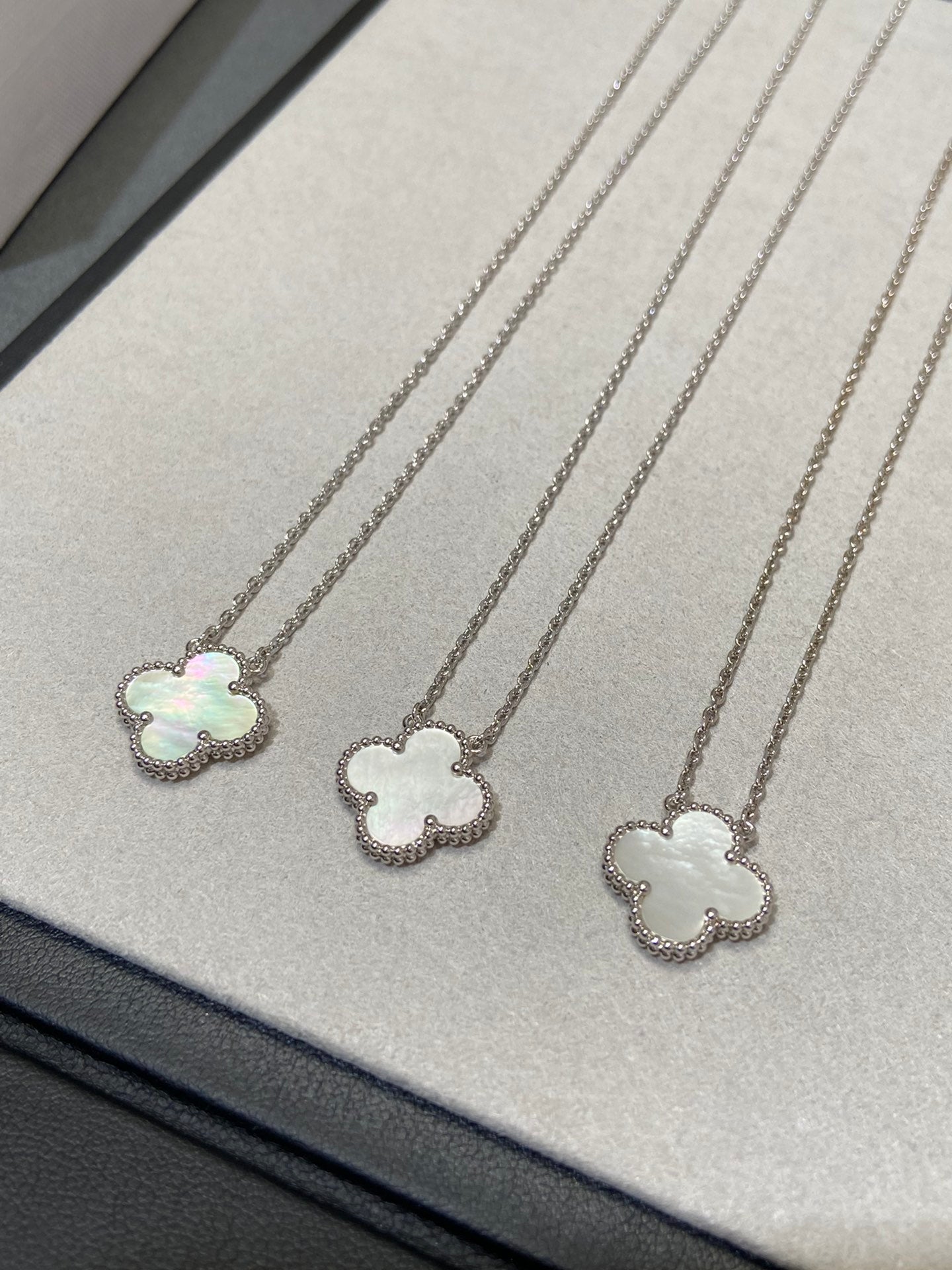 [Panda Jewelry]CLOVER MEDIUM SILVER WHITE MOP NECKLACE