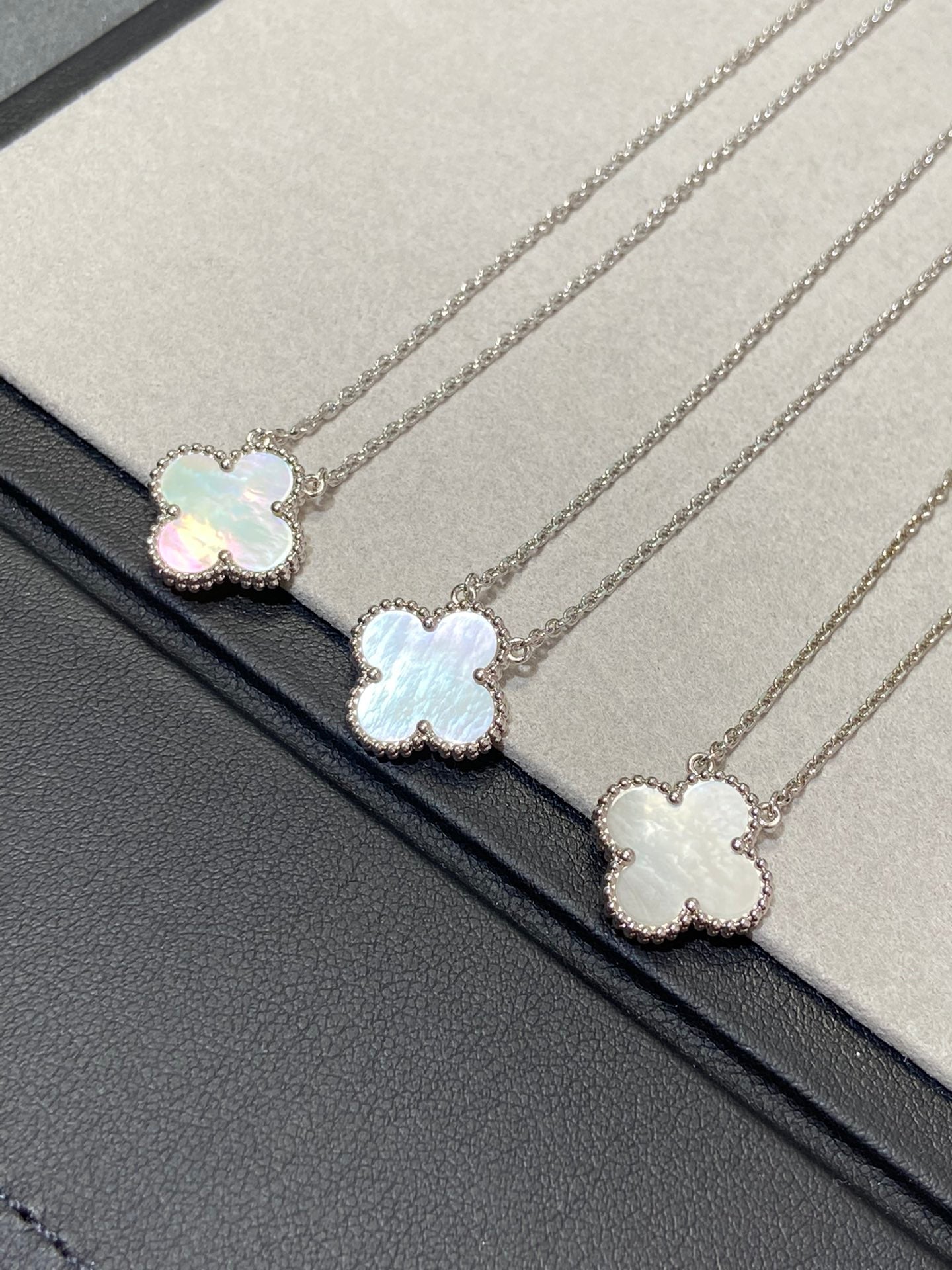 [Panda Jewelry]CLOVER MEDIUM SILVER WHITE MOP NECKLACE
