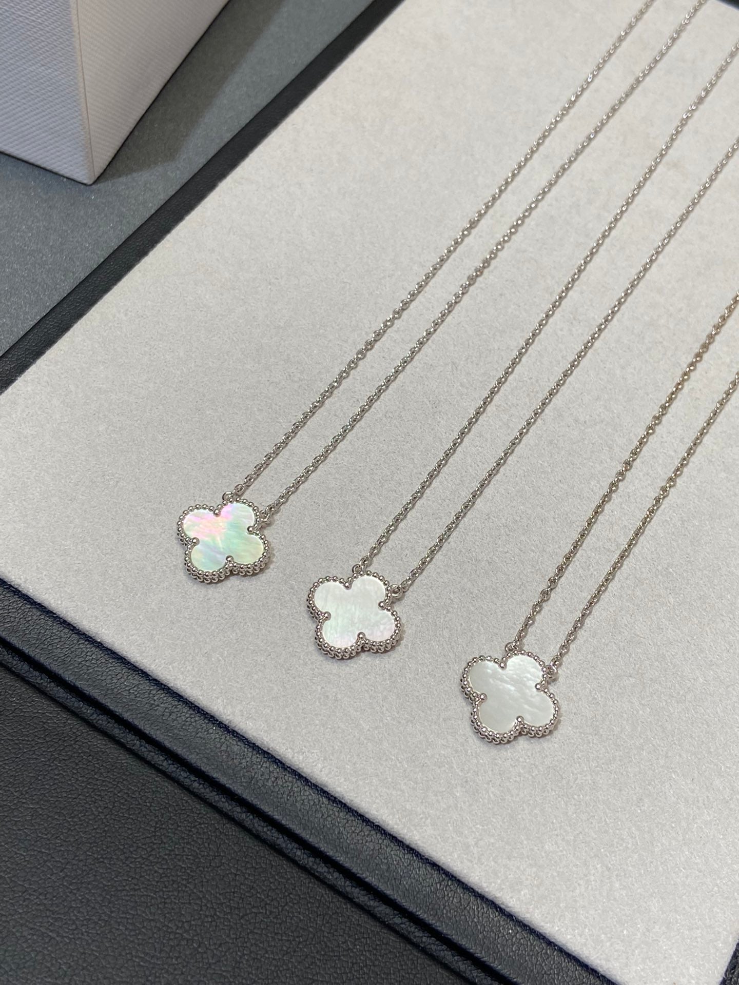[Panda Jewelry]CLOVER MEDIUM SILVER WHITE MOP NECKLACE