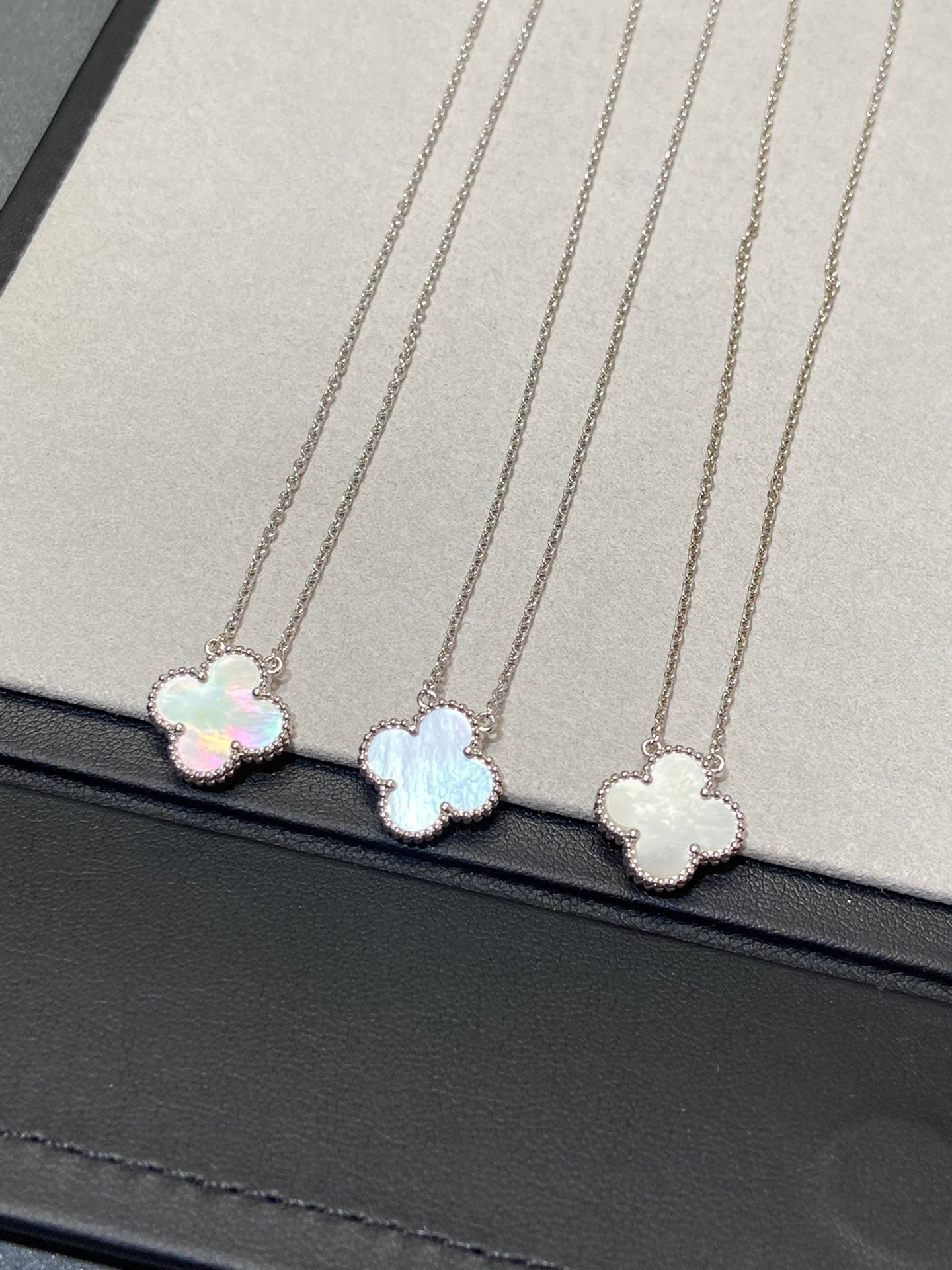 [Panda Jewelry]CLOVER MEDIUM SILVER WHITE MOP NECKLACE