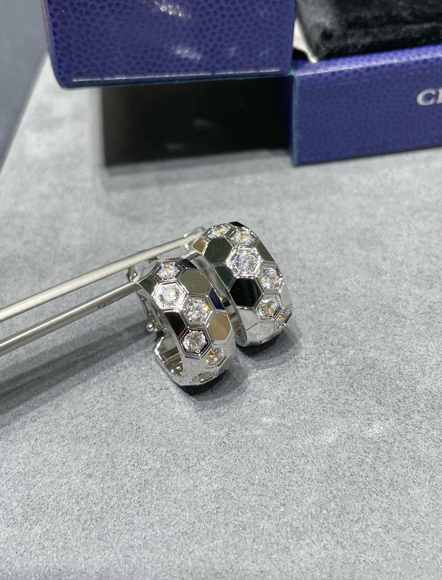[Panda Jewelry]BEE LOVE DIAMOND HOOP EARRINGS