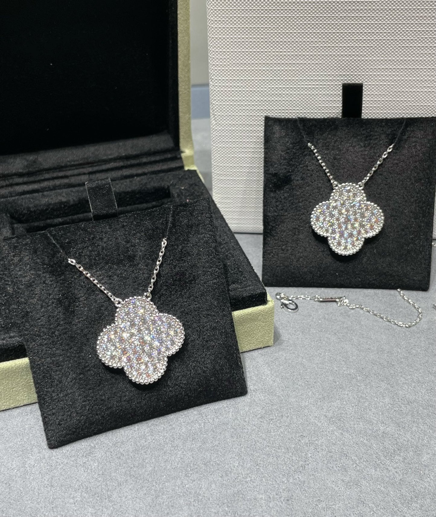 [Panda Jewelry]CLOVER 25MM LARGE PENDANT DIAMOND PAVED SILVER NECKLACE