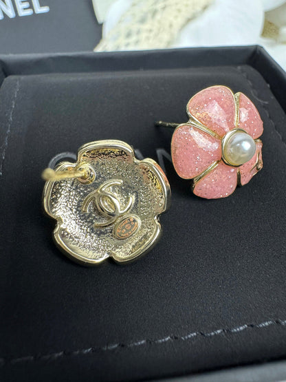 [Panda Jewelry]26C Pink Camellia Pearl Enamel Stud Earrings