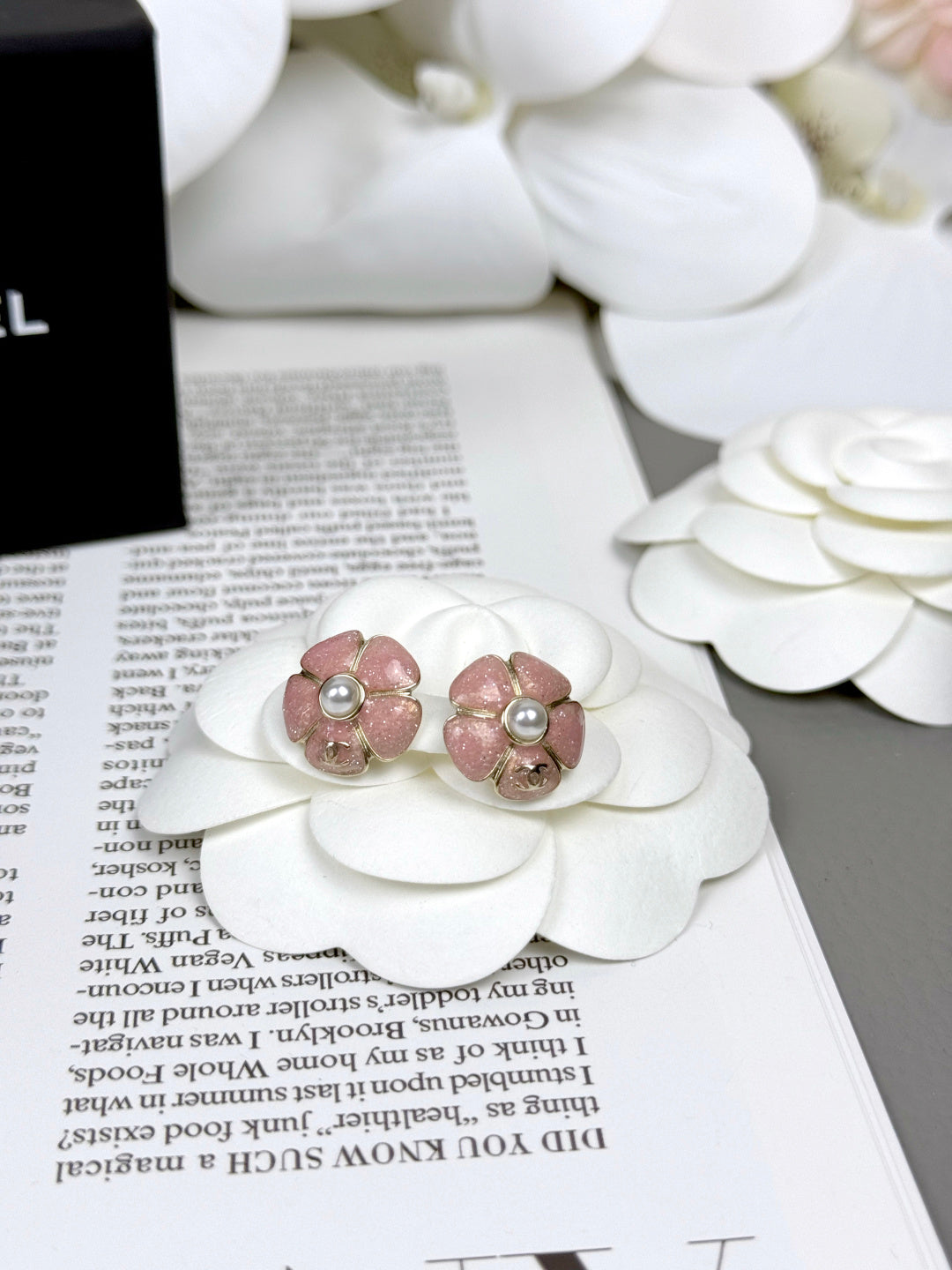 [Panda Jewelry]26C Pink Camellia Pearl Enamel Stud Earrings