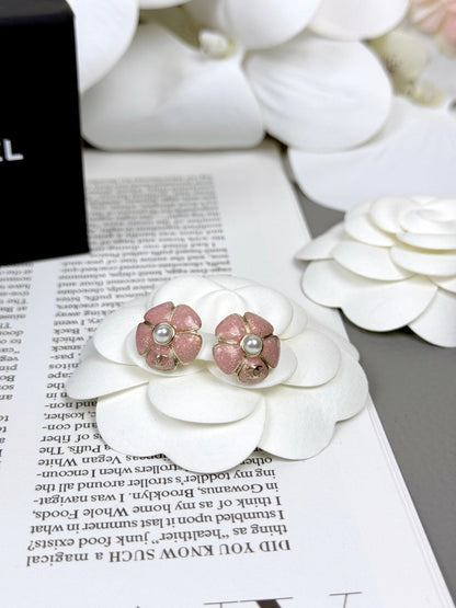 [Panda Jewelry]26C Pink Camellia Pearl Enamel Stud Earrings