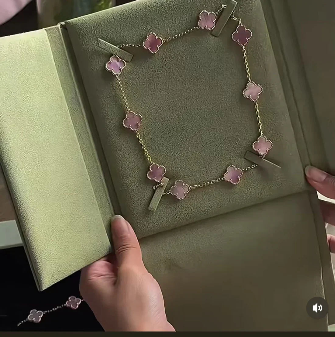 [Panda Jewelry Jewellery] Pink Necklace with Ten Clover Designs