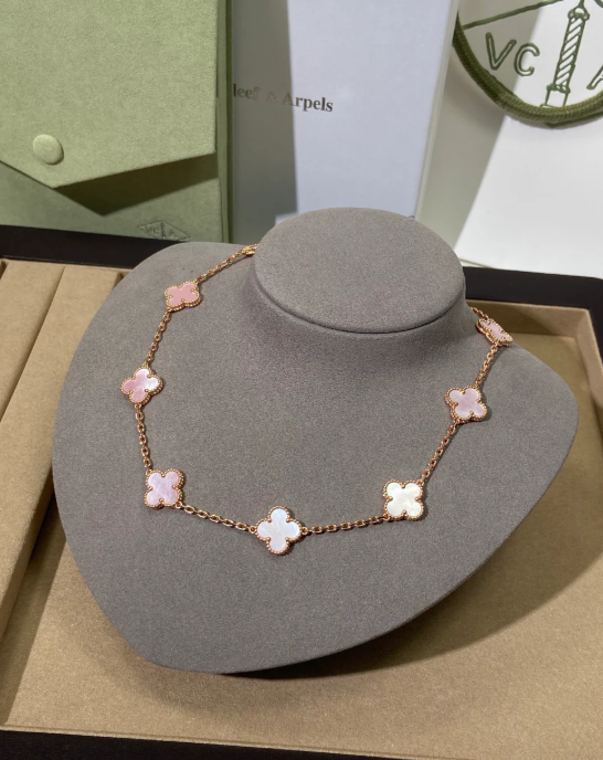 [Panda Jewelry Jewellery] Pink Necklace with Ten Clover Designs