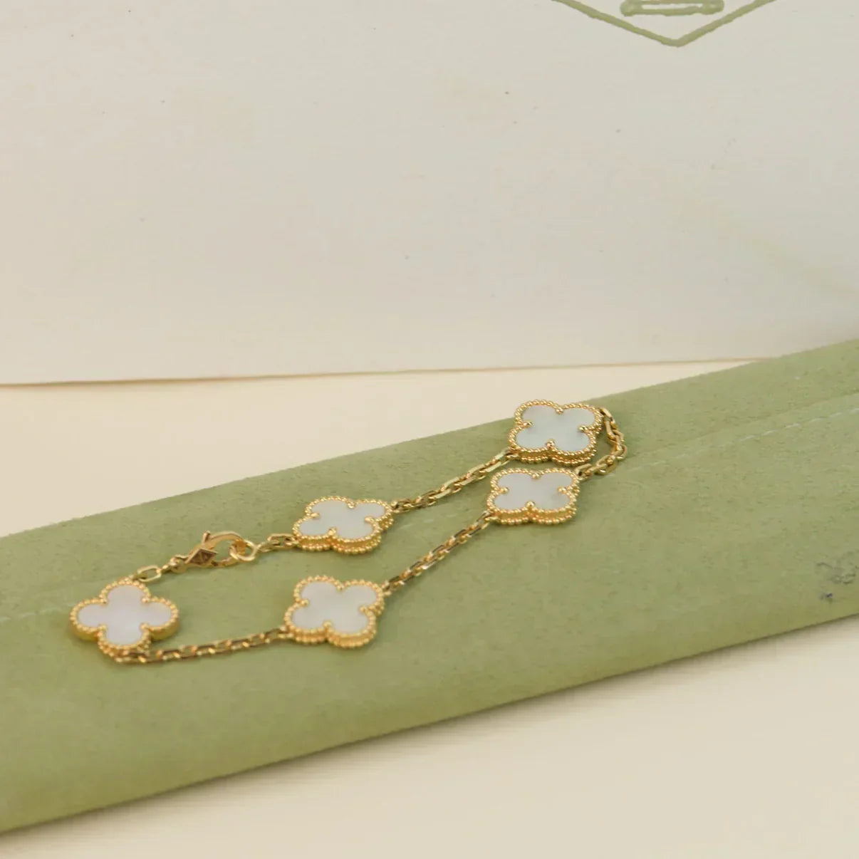 [Panda Jewelry]CLOVER WHITE PEARL MOP 5 MOTIF BRACELET COLLECTION