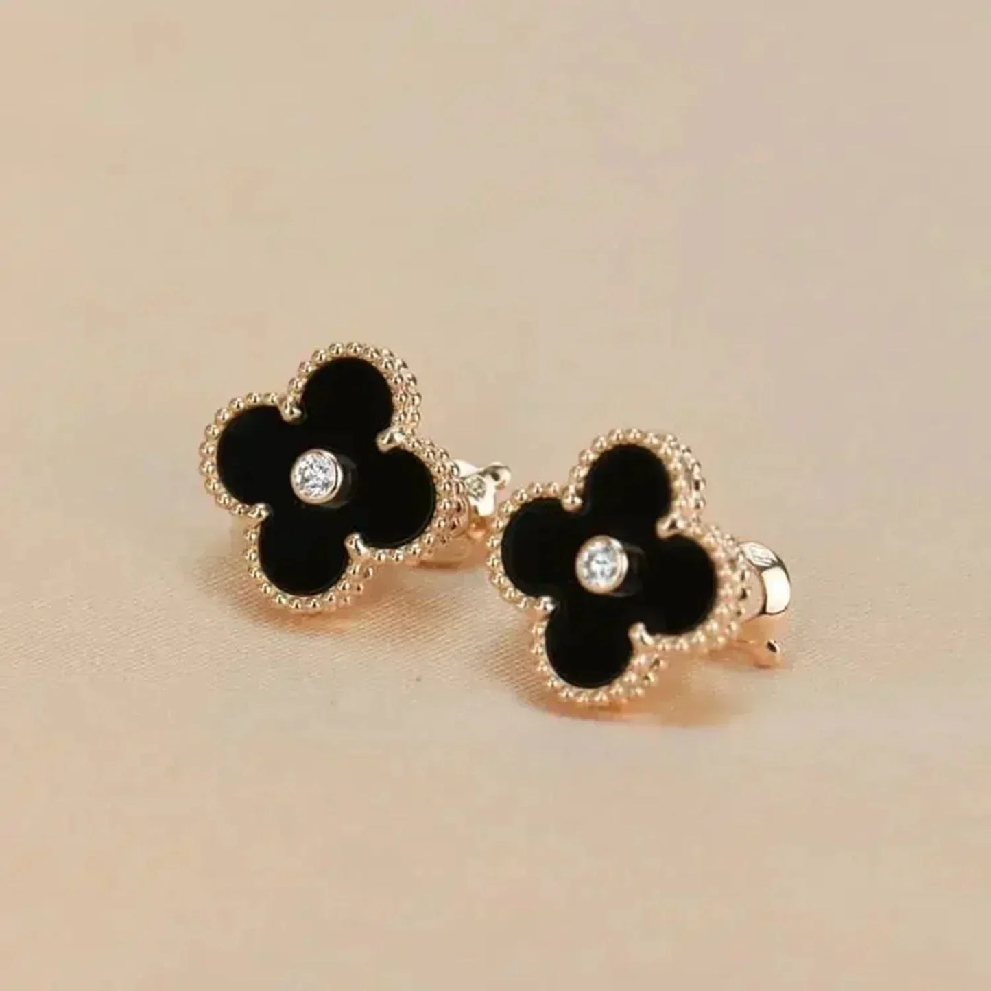 [Panda Jewelry]CLOVER MEDIUM 1 MOTIFS ONYX DIAMOND EARRINGS