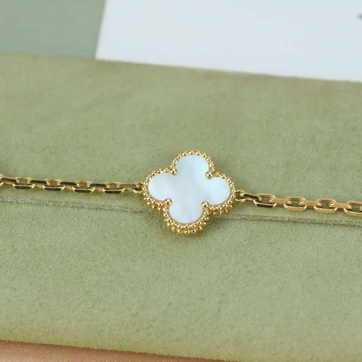 [Panda Jewelry]CLOVER WHITE PEARL MOP 5 MOTIF BRACELET COLLECTION