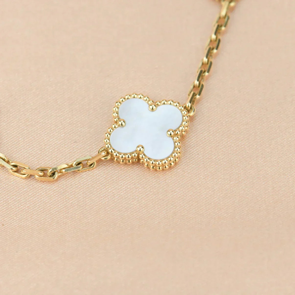 [Panda Jewelry]CLOVER WHITE PEARL MOP 5 MOTIF BRACELET COLLECTION