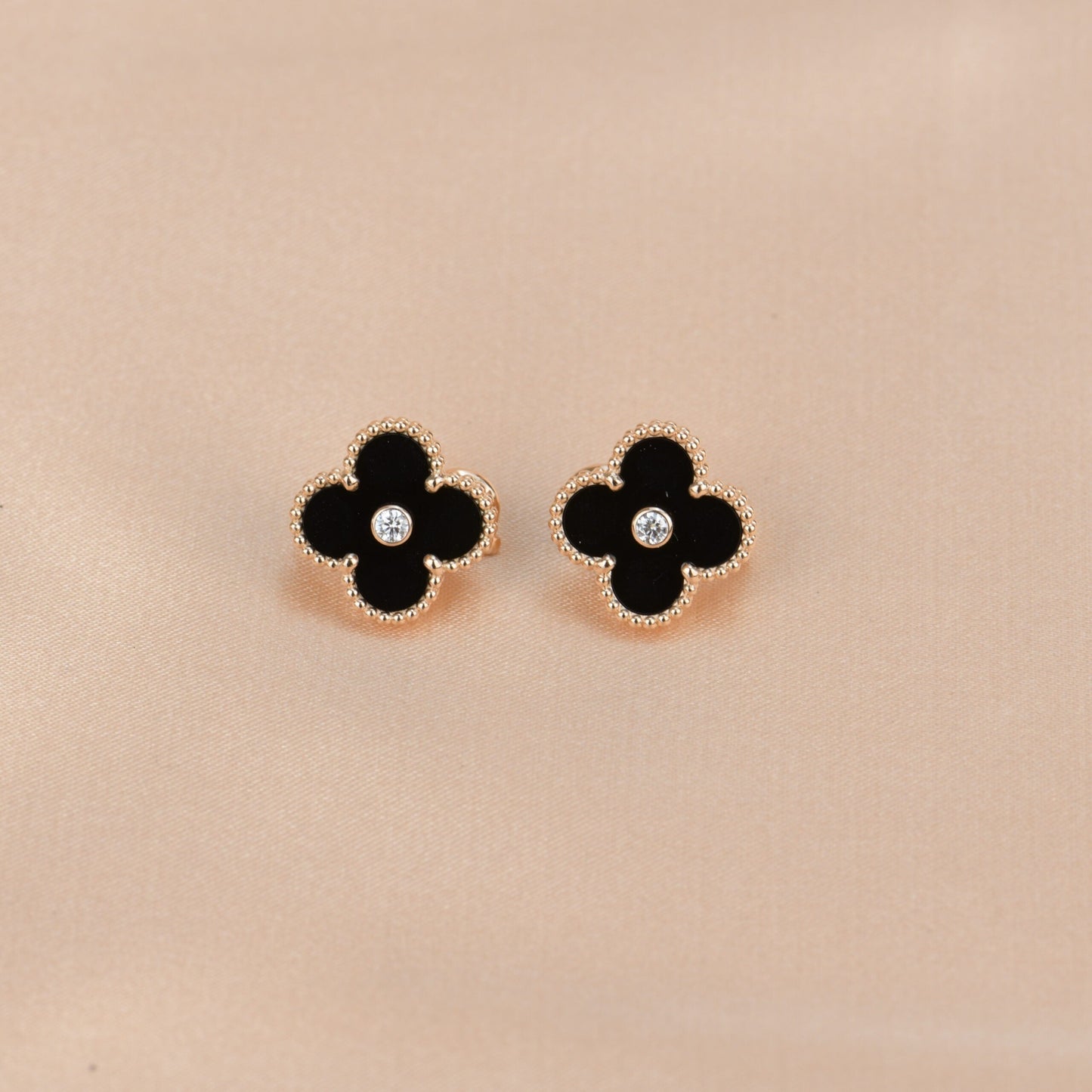 [Panda Jewelry]CLOVER MEDIUM 1 MOTIFS ONYX DIAMOND EARRINGS