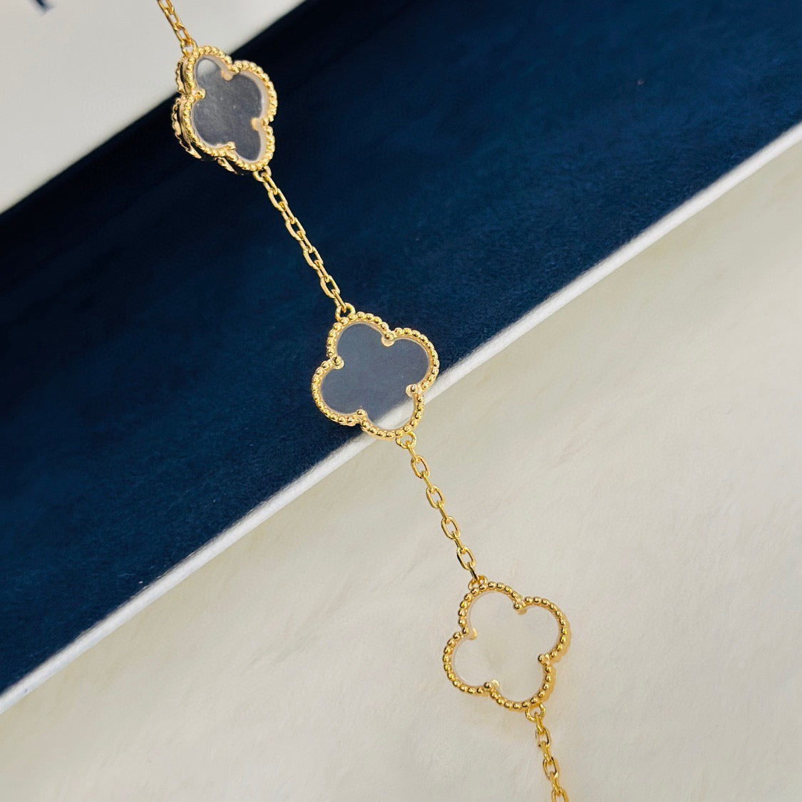[Panda Jewelry]CLOVER 5 MOTIF ROCK CRYSTAL BRACELET