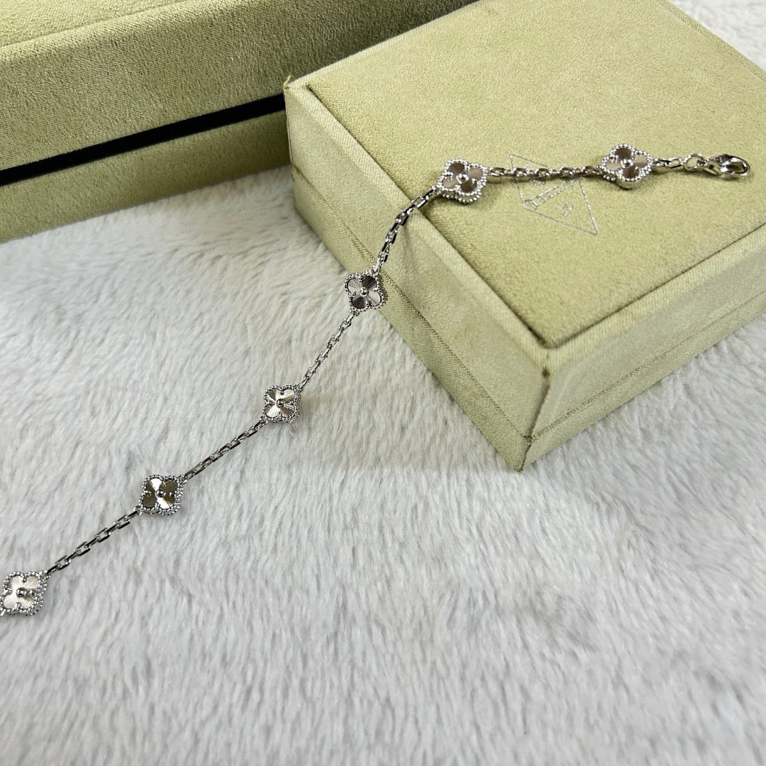 [Panda Jewelry]CLOVER 6 MOTIF DIAMOND BRACELET