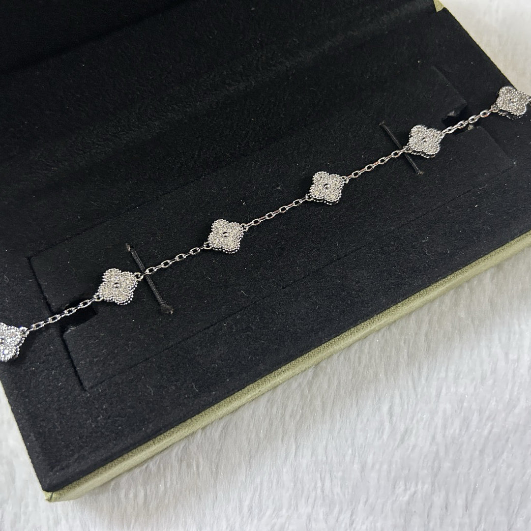 [Panda Jewelry]CLOVER 6 MOTIF DIAMOND BRACELET