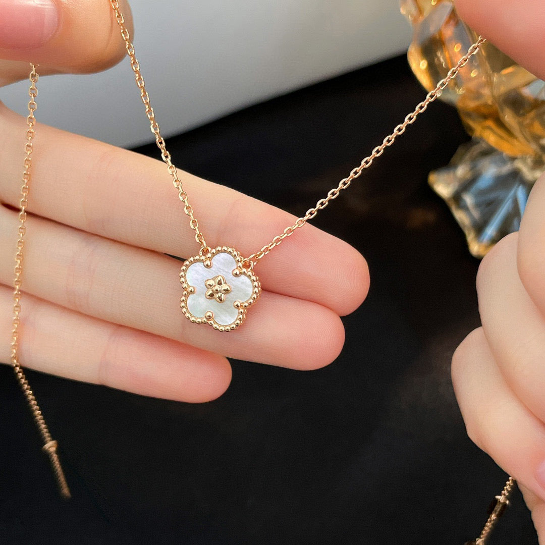 [Panda Jewelry]LUCKY  WHITE MOP  PLUM BLOSSOM NECKLACE