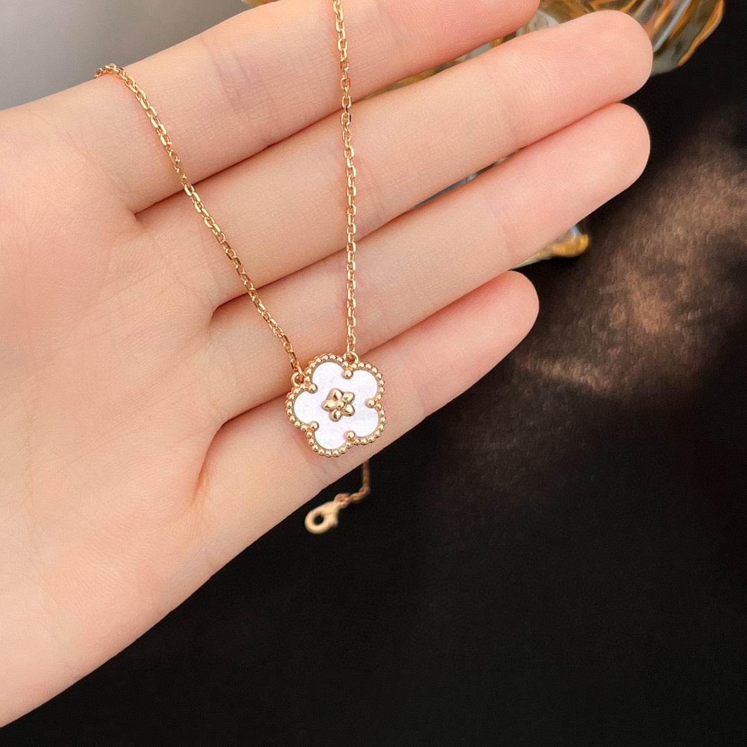 [Panda Jewelry]LUCKY  WHITE MOP  PLUM BLOSSOM NECKLACE