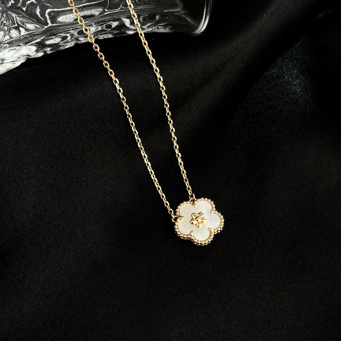 [Panda Jewelry]LUCKY  WHITE MOP  PLUM BLOSSOM NECKLACE
