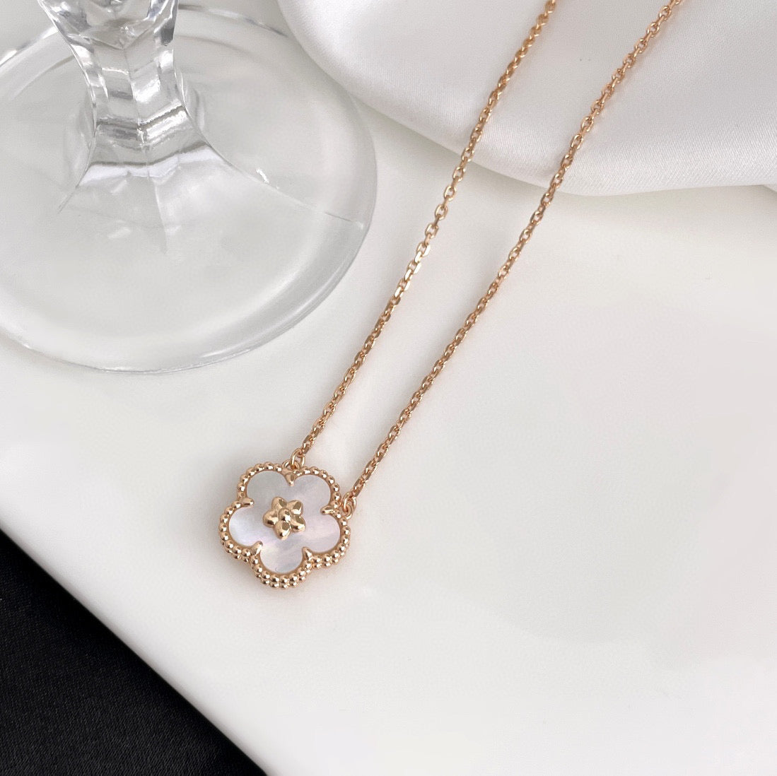 [Panda Jewelry]LUCKY  WHITE MOP  PLUM BLOSSOM NECKLACE