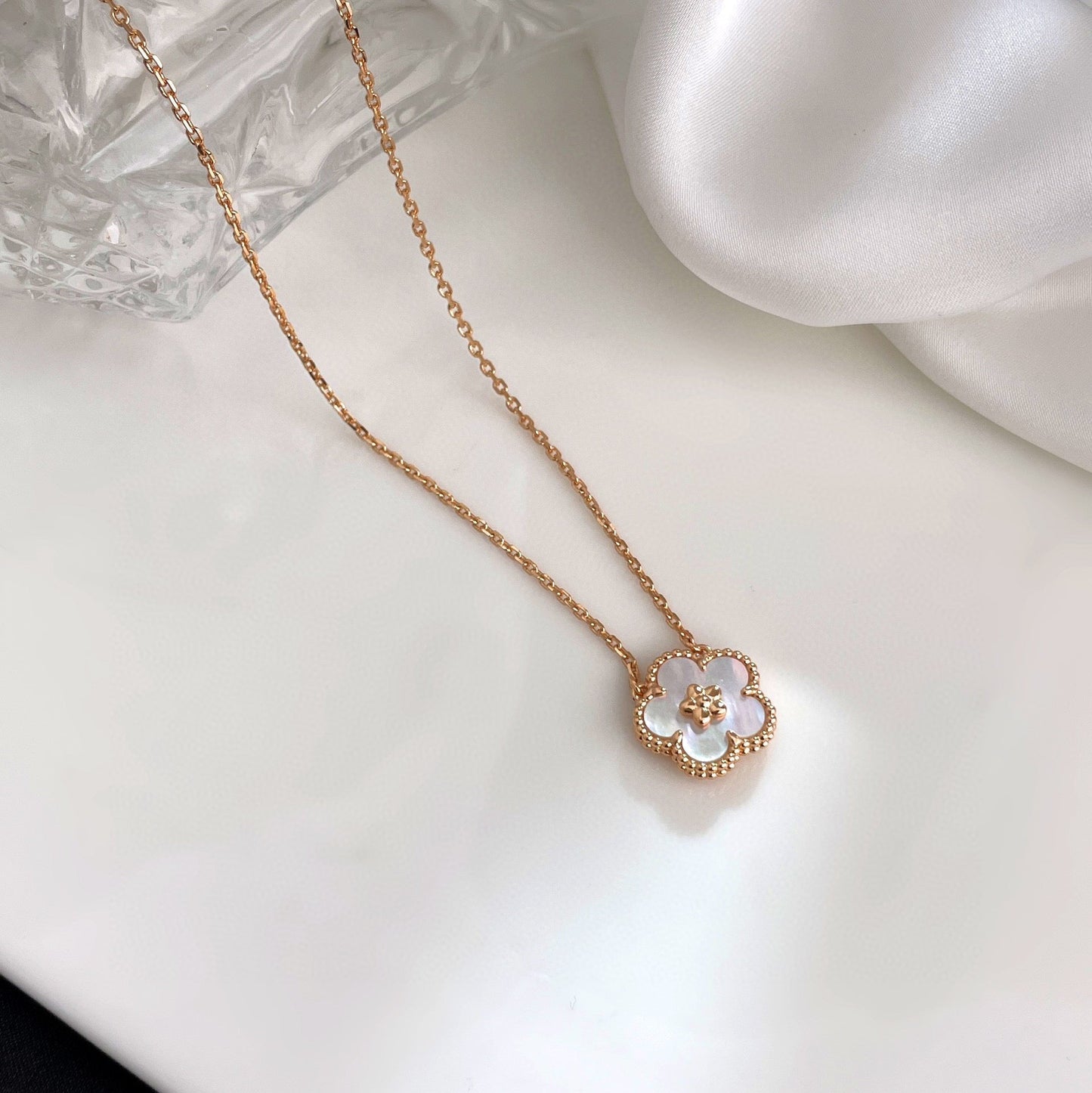 [Panda Jewelry]LUCKY  WHITE MOP  PLUM BLOSSOM NECKLACE