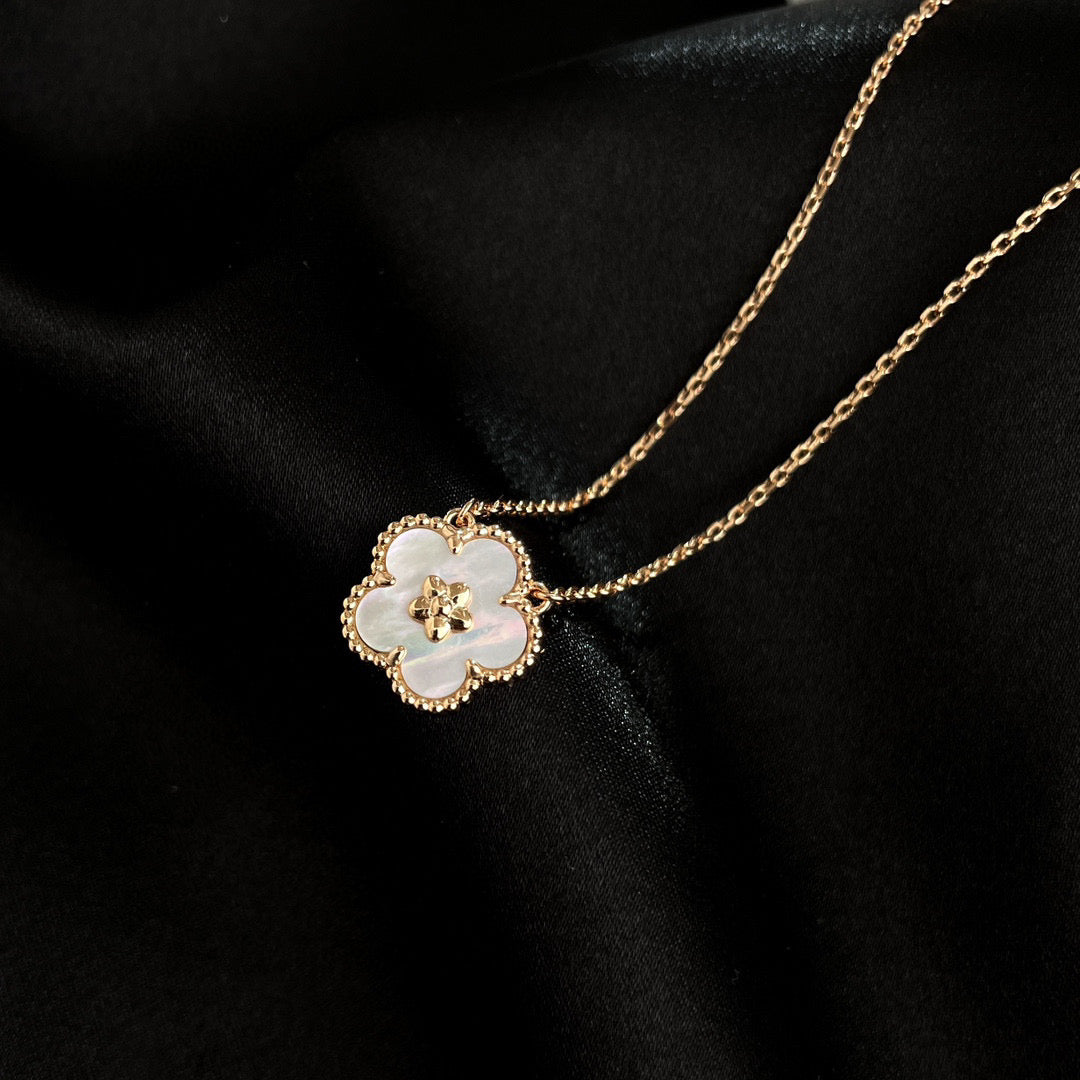 [Panda Jewelry]LUCKY  WHITE MOP  PLUM BLOSSOM NECKLACE