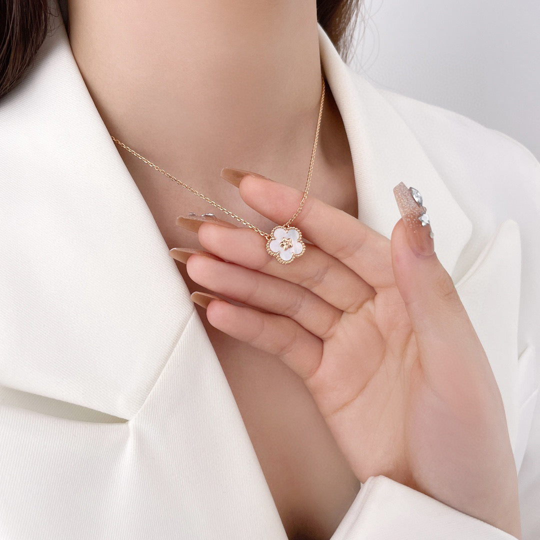 [Panda Jewelry]LUCKY  WHITE MOP  PLUM BLOSSOM NECKLACE