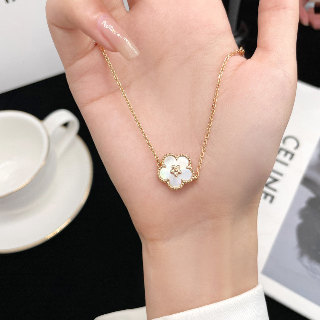 [Panda Jewelry]LUCKY  WHITE MOP  PLUM BLOSSOM NECKLACE