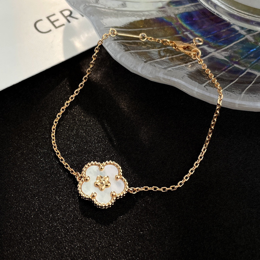 [Panda Jewelry]LUCKY WHITE MOP PLUM BLOSSOM  BRACELET