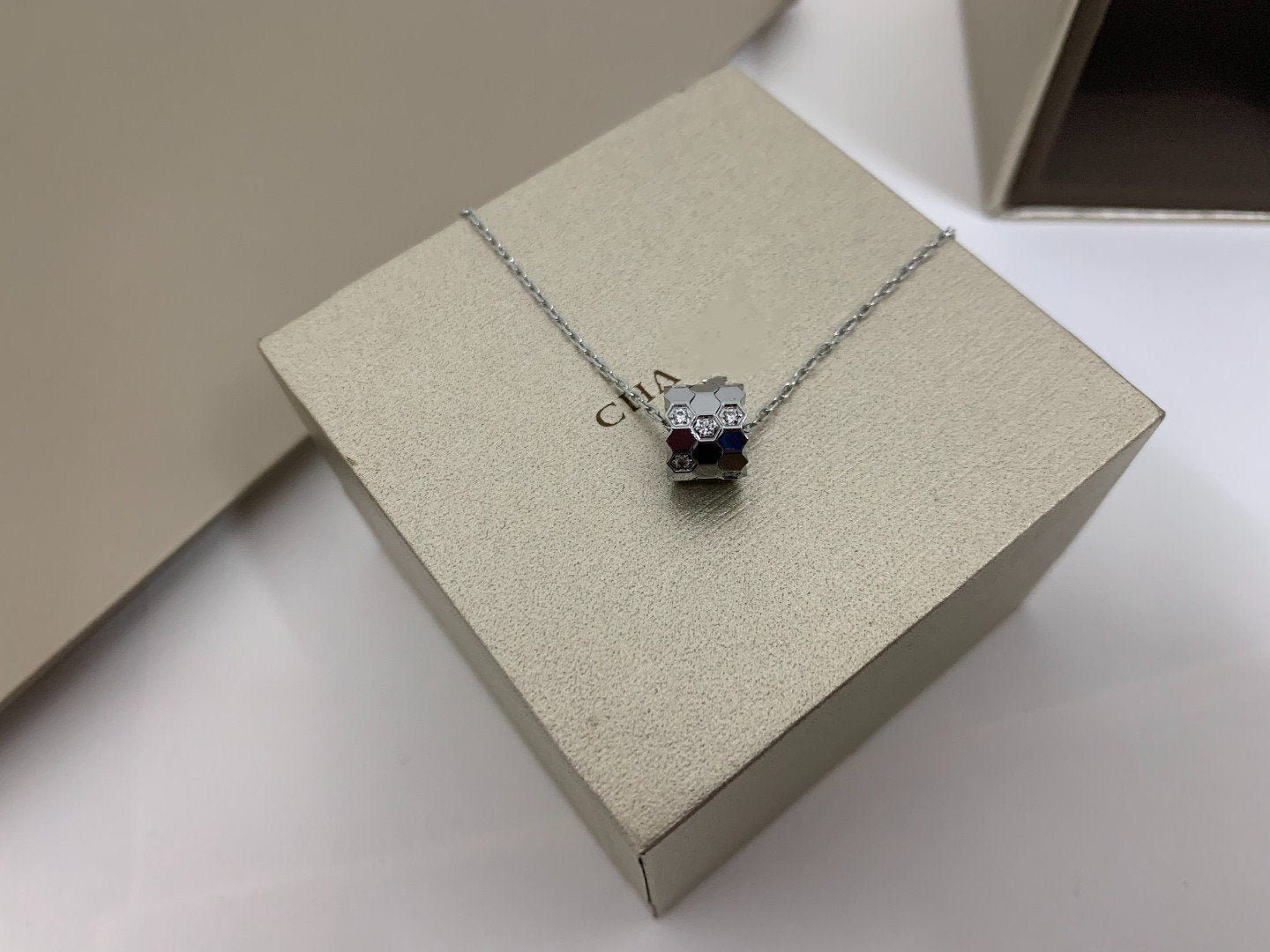 [Panda Jewelry]BEE LOVE DIAMOND NECKLACE