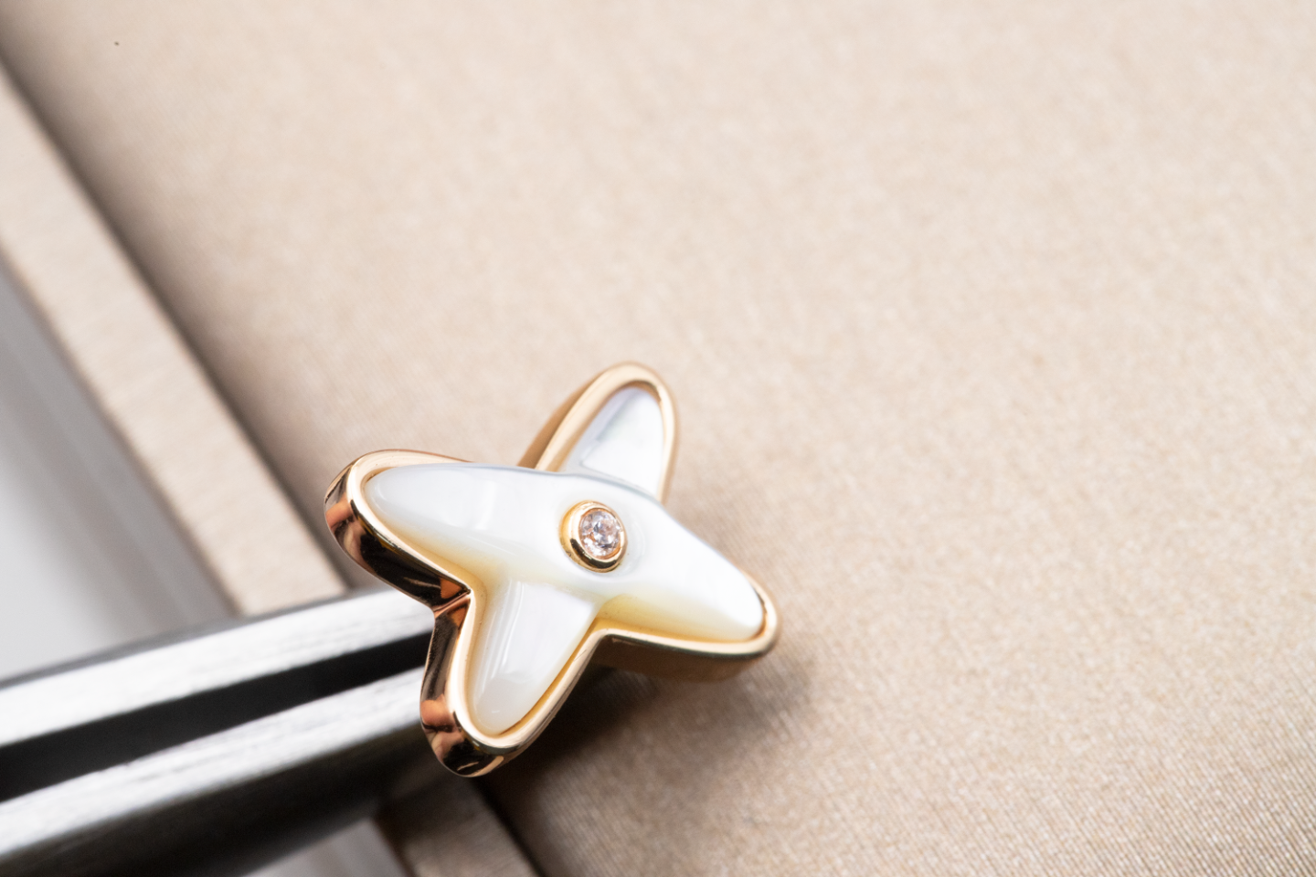 [Panda Jewelry]JEUX DE WHITE MOP PINK GOLD DIAMOND EARRINGS