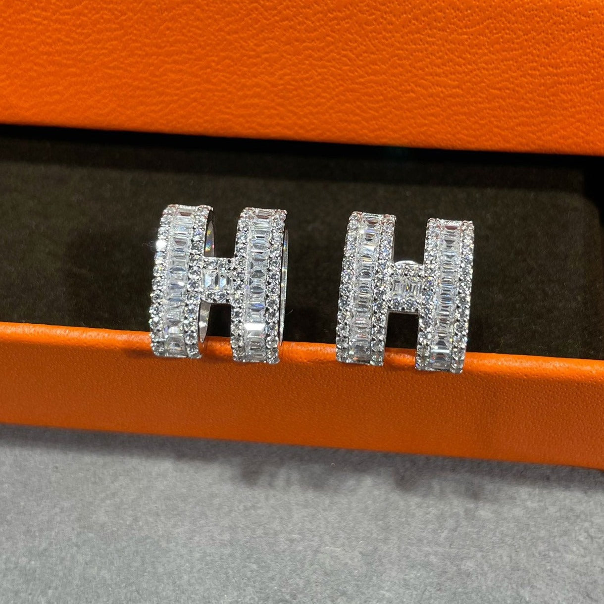 [Panda Jewelry]H STUD EARRINGS WITH SILVER DIAMONDS