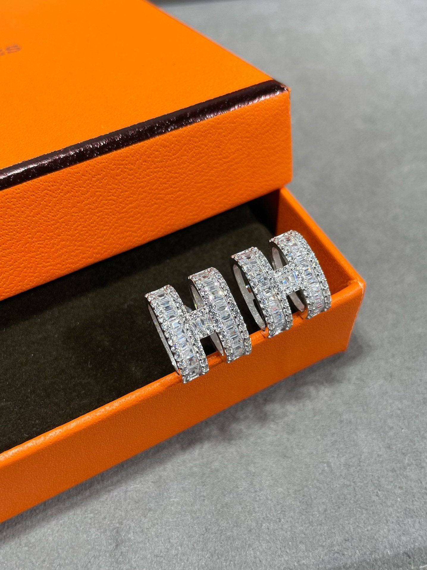 [Panda Jewelry]H STUD EARRINGS WITH SILVER DIAMONDS