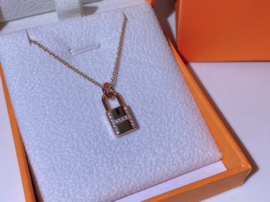 [Panda Jewelry]HM ADVANCED NICHE LOCK HEAD NECKLACE DIAMONDS