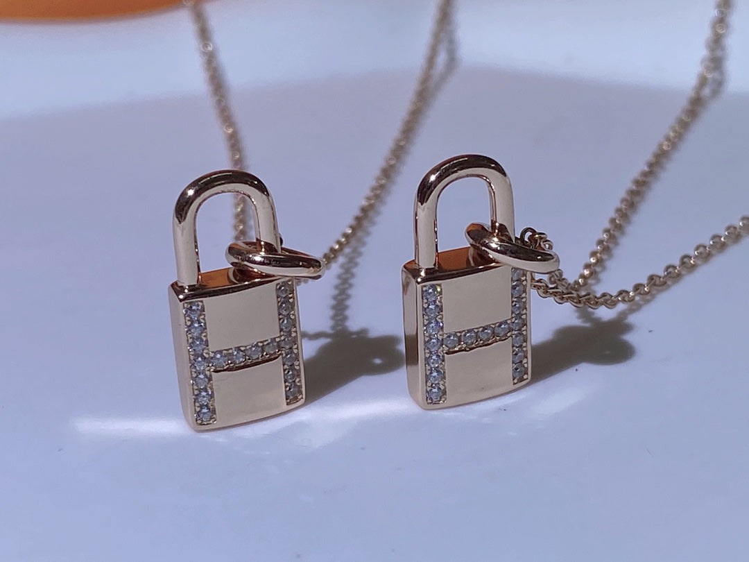 [Panda Jewelry]HM ADVANCED NICHE LOCK HEAD NECKLACE DIAMONDS