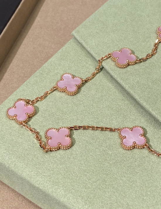 [Panda Jewelry Jewellery] Pink Necklace with Ten Clover Designs