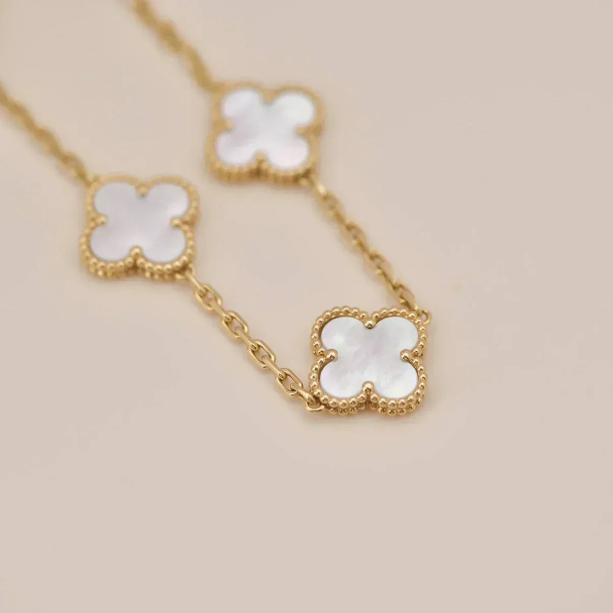 [Panda Jewelry]CLOVER WHITE PEARL MOP 5 MOTIF BRACELET COLLECTION