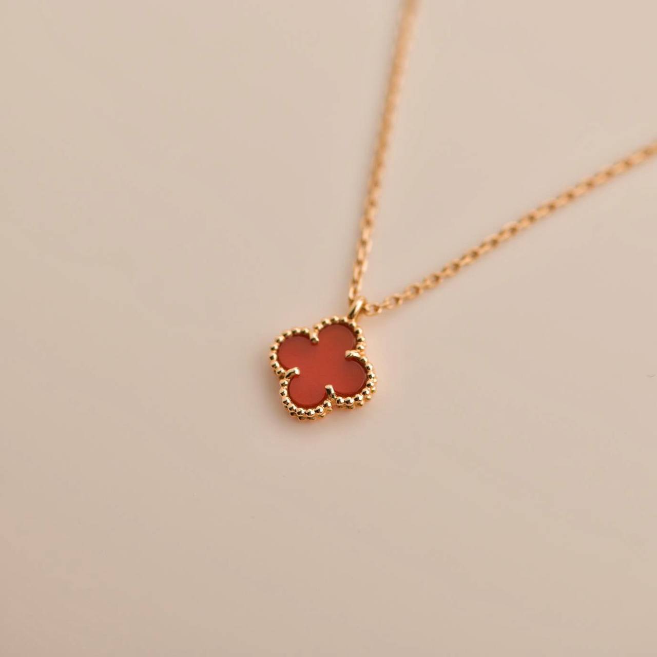 [Panda Jewelry]CLOVER MINI 9.5MM WHITE CARNELIANS NECKLACE