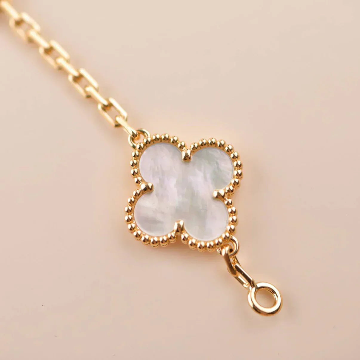 [Panda Jewelry]CLOVER WHITE PEARL MOP 5 MOTIF BRACELET COLLECTION